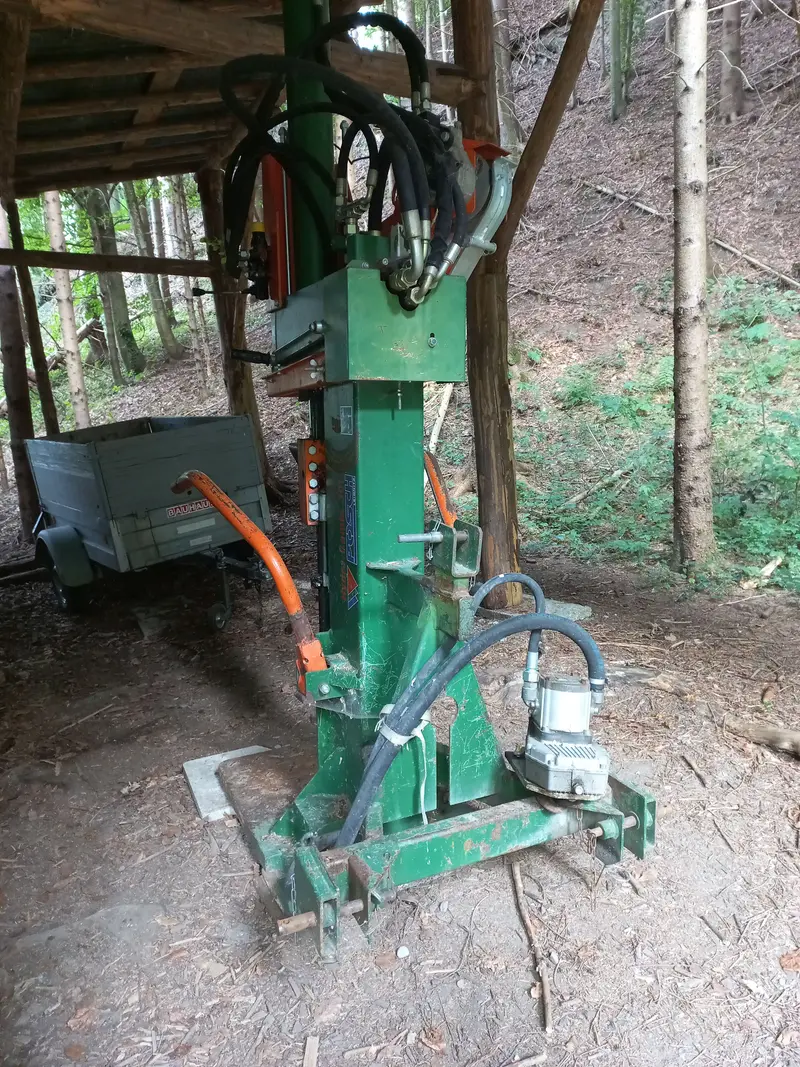 A heavy-duty hydraulic firewood splitter